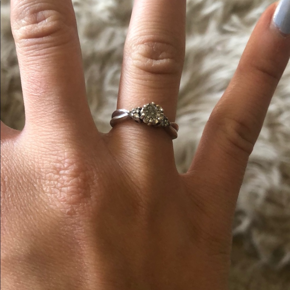 Ring w/ diamonds